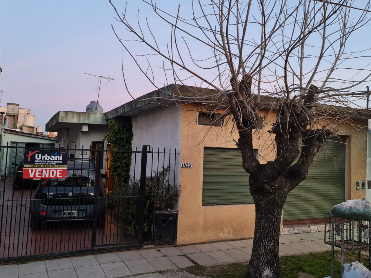 Casa Con Local en frente, con espacio de cochera