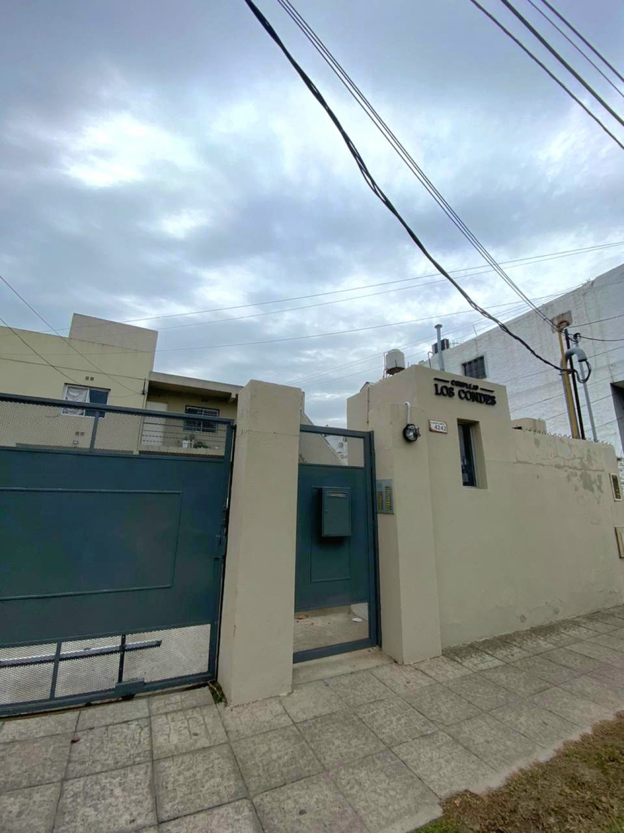 2 AMBIENTES CON ESPACIO GUARDACOCHE, COMPLEJO "LOS CONDES".